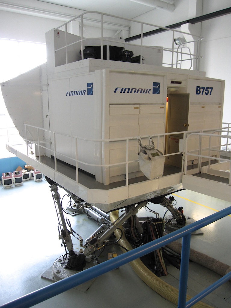 Finnairin B757-simulaattori on ulkoa päin hurjan näköinen pömpeli. Eri konetyyppien simulaattoreita Finnairilla on yhteensä puoli tusinaa. Airbus 340 on tietysti vielä järeämpi ja hienompi. Sen hintakin on reilusti yli 10 miljoonaa euroa.
