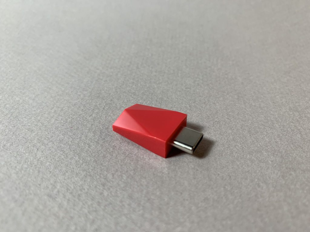 Luna Display -tuotepakkauksesta löytyy tällainen sormenpään kokoinen Apple-läppärin tai -työaseman USB-C-porttiin kytkettävä pulikka.